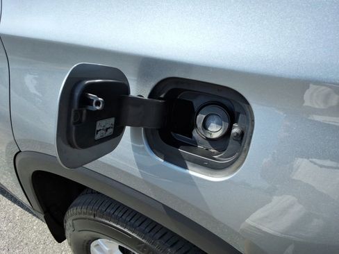 Certified 2023 Chevrolet Traverse LS FWD image 12