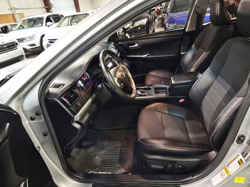 Used 2017 Toyota Camry SE w/ Moonroof Package FWD image 16