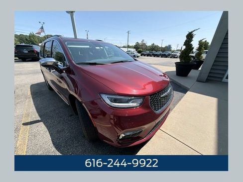 Used 2023 Chrysler Pacifica Limited AWD/4WD image 1