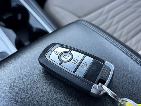 Used 2020 Ford Explorer XLT image 27