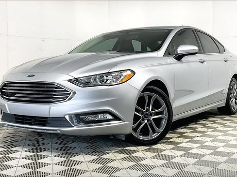 Used 2017 Ford Fusion SE w/ Equipment Group 201A image 2