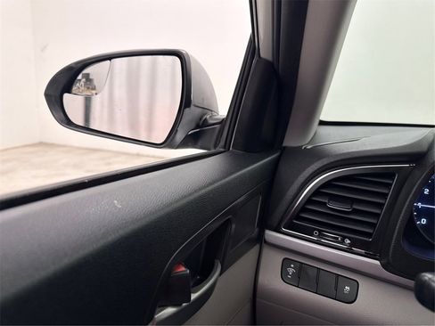 Used 2018 Hyundai Elantra SE image 27