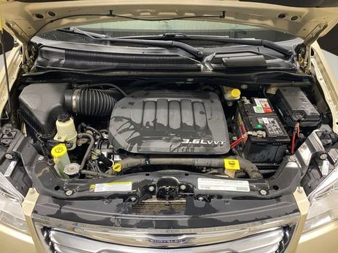 Used 2011 Chrysler Town & Country Touring w/ Entertainment Group #1 FWD image 30