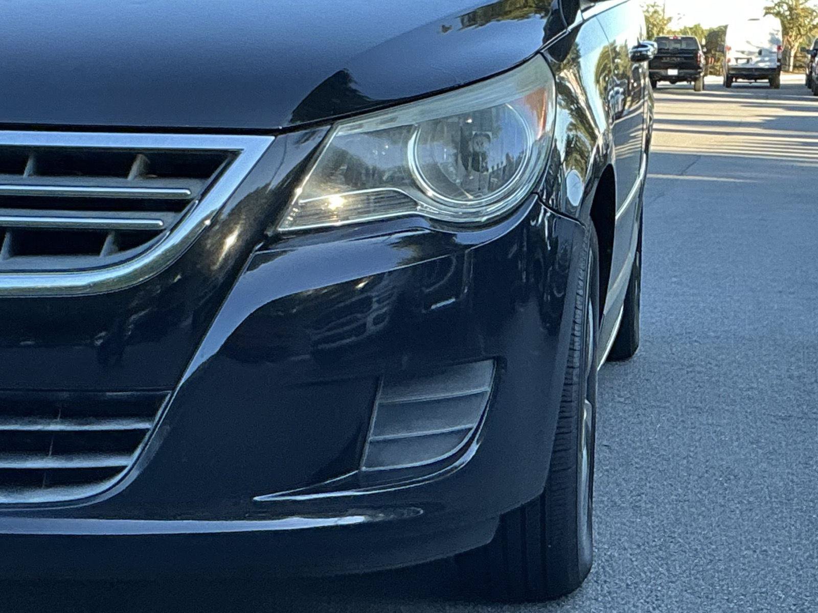 Used 2011 Volkswagen Routan SE FWD image 11