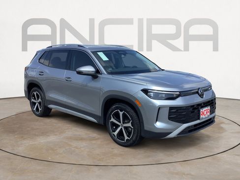 New 2025 Volkswagen Tiguan SE image 2