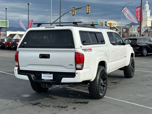 Used 2017 Toyota Tacoma TRD Sport image 5