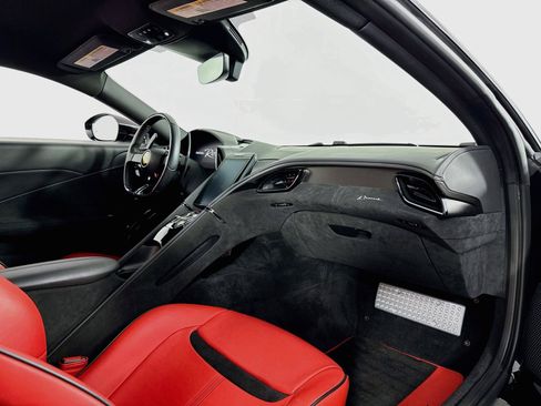 Used 2022 Ferrari Roma RWD image 8