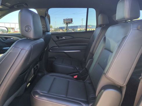 Used 2025 Chevrolet Traverse LT image 17