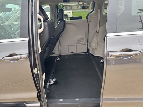 Used 2022 Chrysler Pacifica Touring-L FWD image 19