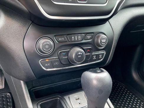 Used 2019 Jeep Cherokee Latitude Plus FWD image 33