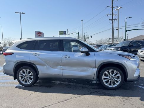 Used 2023 Toyota Highlander Limited image 16