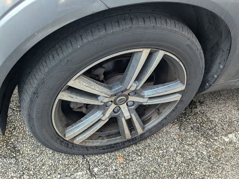 Used 2018 Volvo XC60 T6 Momentum w/ Convenience Package image 5