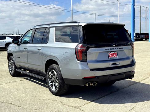 Used 2025 Chevrolet Suburban Z71 image 9