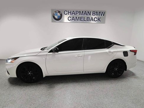 Used 2022 Nissan Altima 2.5 SR w/ Midnight Edition Package FWD image 3
