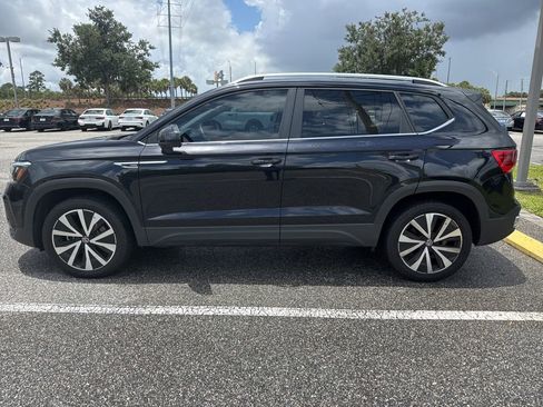 Used 2024 Volkswagen Taos SE FWD image 2