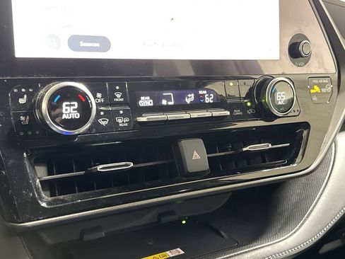 Used 2023 Toyota Highlander Limited AWD/4WD image 16