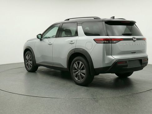 Used 2025 Nissan Pathfinder SV image 6