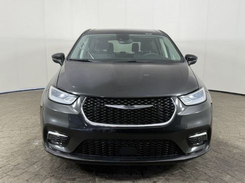 Used 2023 Chrysler Pacifica Touring-L FWD image 2