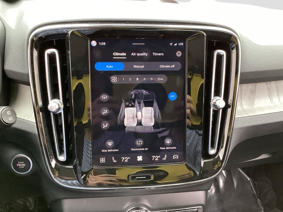 Certified 2024 Volvo XC40 B5 Plus AWD/4WD image 22
