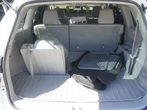 Used 2019 Toyota Highlander LE AWD/4WD image 39