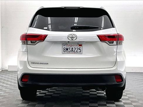 Used 2019 Toyota Highlander LE image 3