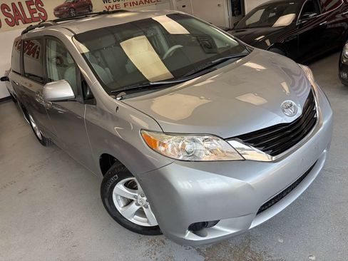 Used 2011 Toyota Sienna LE FWD image 8