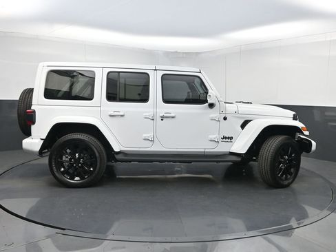 Used 2022 Jeep Wrangler Unlimited Sahara AWD/4WD image 43