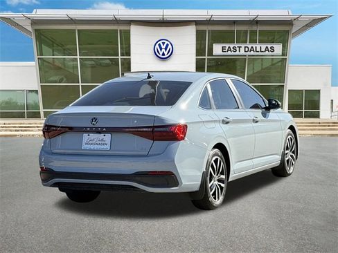 Certified 2025 Volkswagen Jetta SE image 3