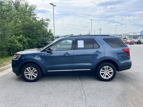 Used 2018 Ford Explorer XLT w/ Equipment Group 202A AWD/4WD image 4