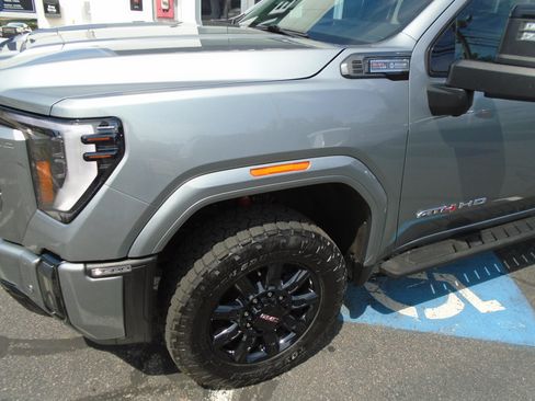 Used 2024 GMC Sierra 2500 AT4 w/ AT4 Premium Plus Package AWD/4WD image 11