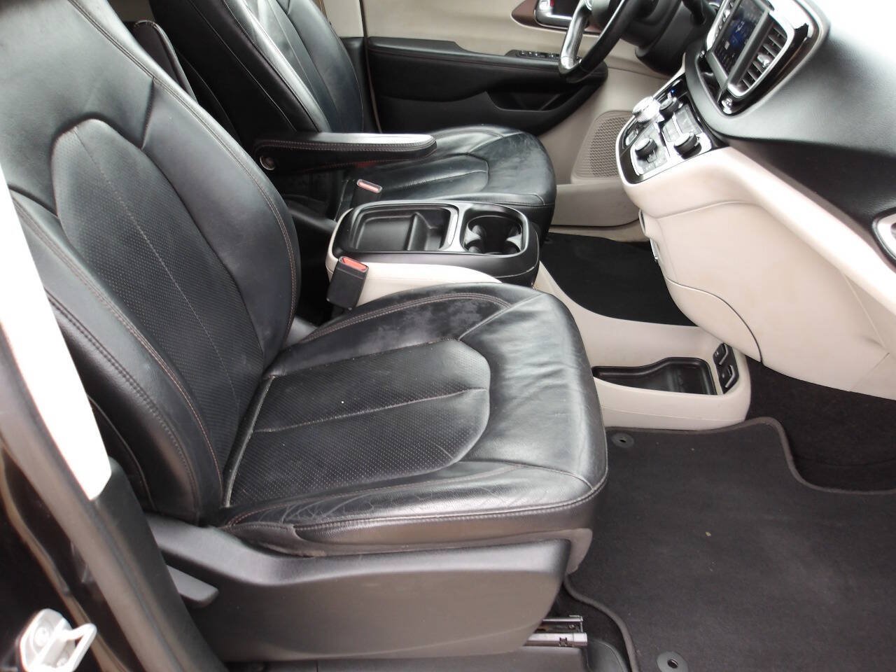 Used 2018 Chrysler Pacifica Touring-L FWD image 16