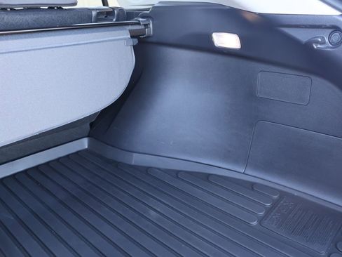 Used 2024 Toyota Venza LE image 33