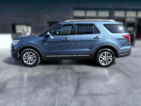 Used 2018 Ford Explorer XLT AWD/4WD image 3