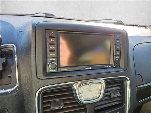 Used 2015 Chrysler Town & Country Touring-L w/ Driver Convenience Group image 16