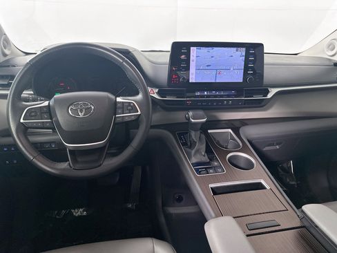 Used 2022 Toyota Sienna XLE w/ XLE Plus Package FWD image 23