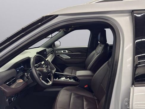 Used 2025 Ford Explorer Platinum w/ LUX Leather Package image 9