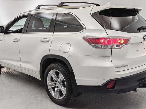 Used 2015 Toyota Highlander Limited w/ Driver Technology Package AWD/4WD image 4