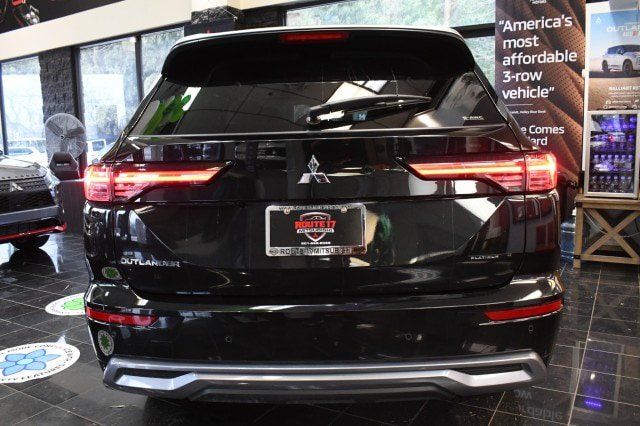 Used 2025 Mitsubishi Outlander AWD image 12