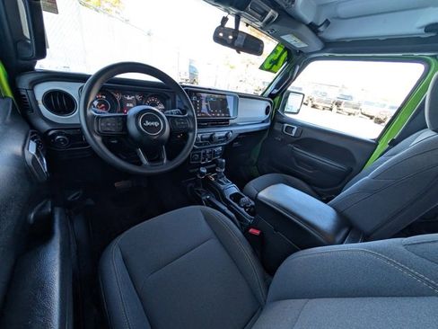 Used 2025 Jeep Gladiator Sport image 4