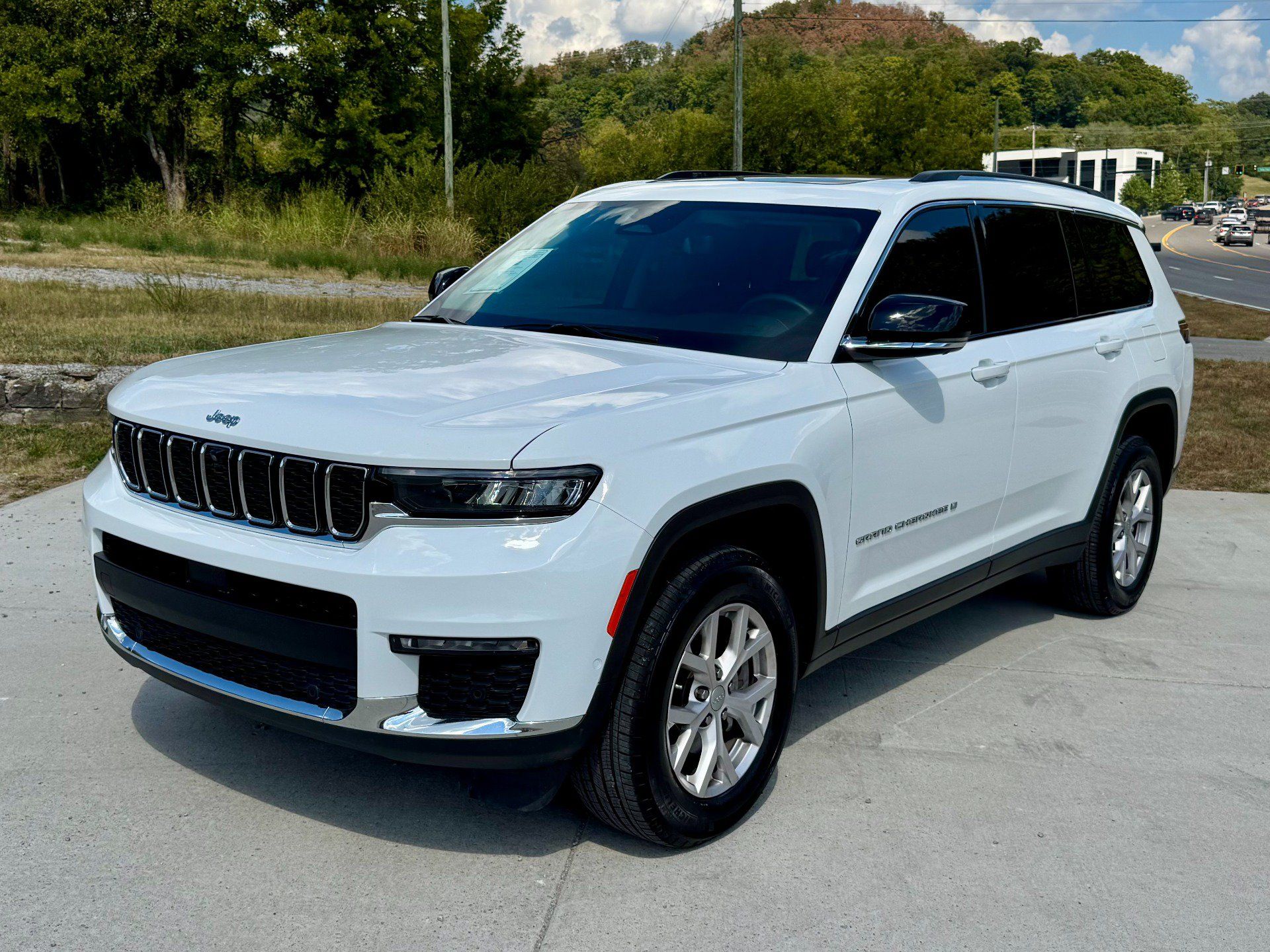 Used 2022 Jeep Grand Cherokee L Limited w/ Luxury Tech Group II AWD/4WD image 2