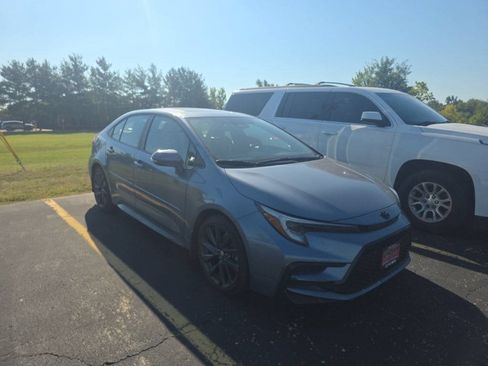 Used 2025 Toyota Corolla SE w/ SE Premium Package FWD image 3