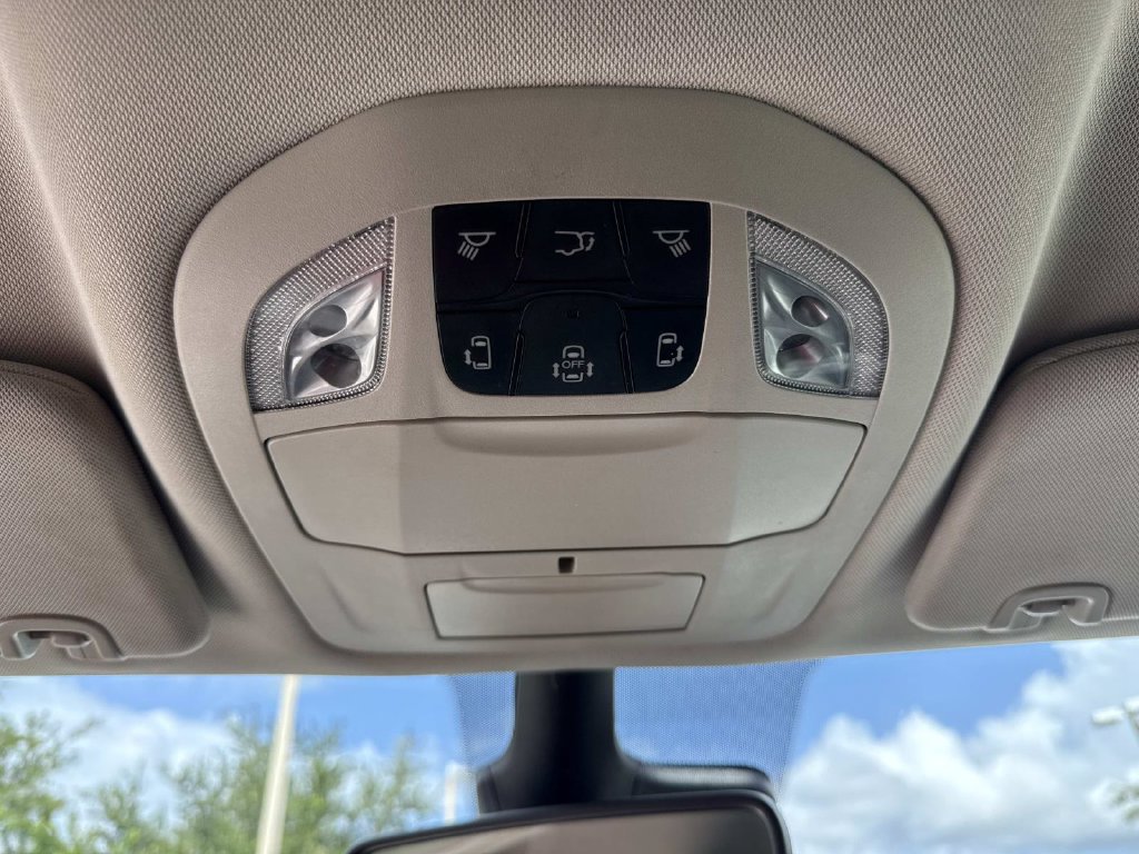Used 2024 Chrysler Pacifica Limited FWD image 45