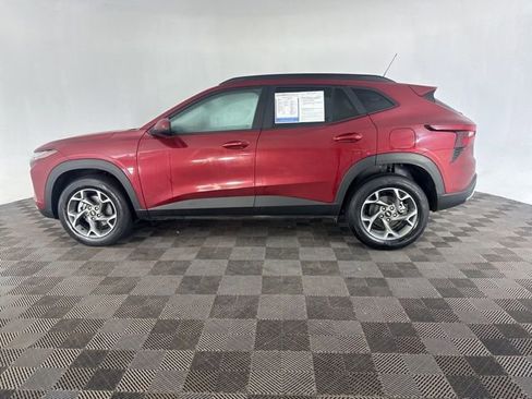 Used 2025 Chevrolet Trax LT w/ LT Convenience Package image 5