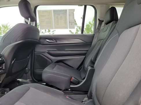 Used 2024 Jeep Grand Cherokee L Laredo image 12