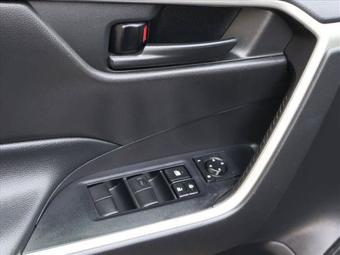 Used 2022 Toyota RAV4 LE AWD/4WD image 10