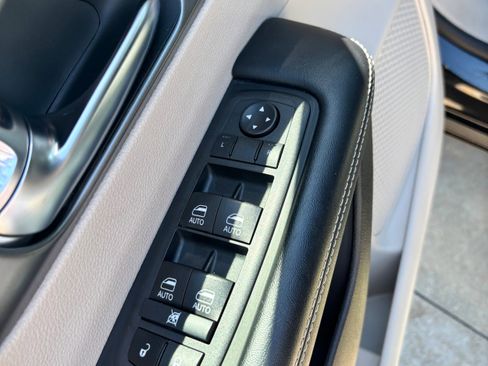 Used 2022 Chrysler Pacifica Touring-L w/ Uconnect Theater Family Group image 15