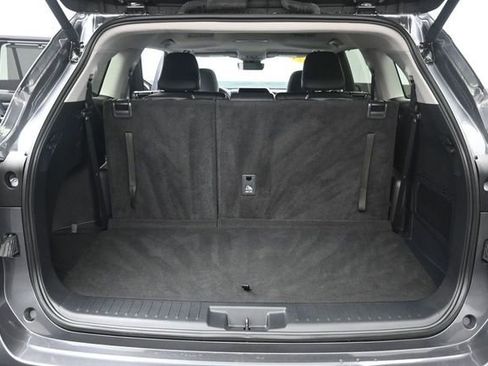 Used 2024 Toyota Highlander XLE AWD/4WD image 32
