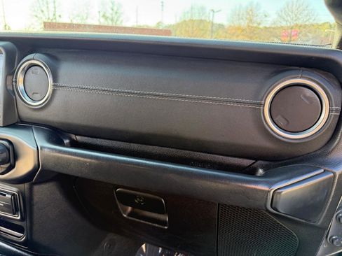 Used 2019 Jeep Wrangler Unlimited Sahara image 31