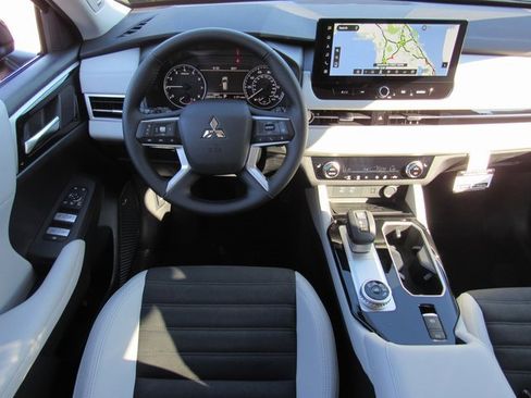 New 2025 Mitsubishi Outlander SE image 10