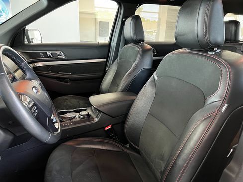 Used 2019 Ford Explorer XLT w/ XLT Sport Appearance Package AWD/4WD image 11